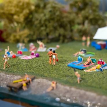 Grafica con personaggi in piscina